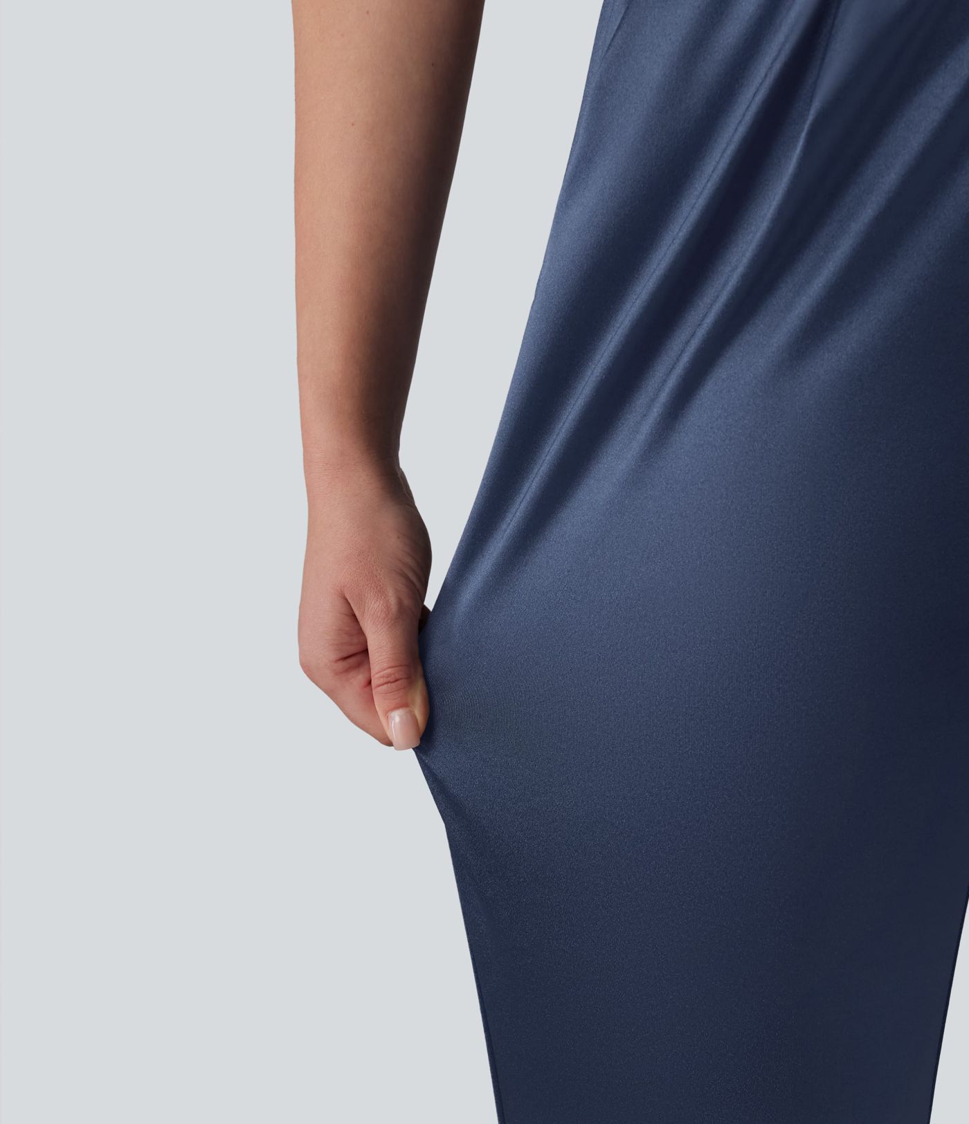 Lässige, schmal zulaufende Hose aus Satin mit hohem Bund und Seitentaschen