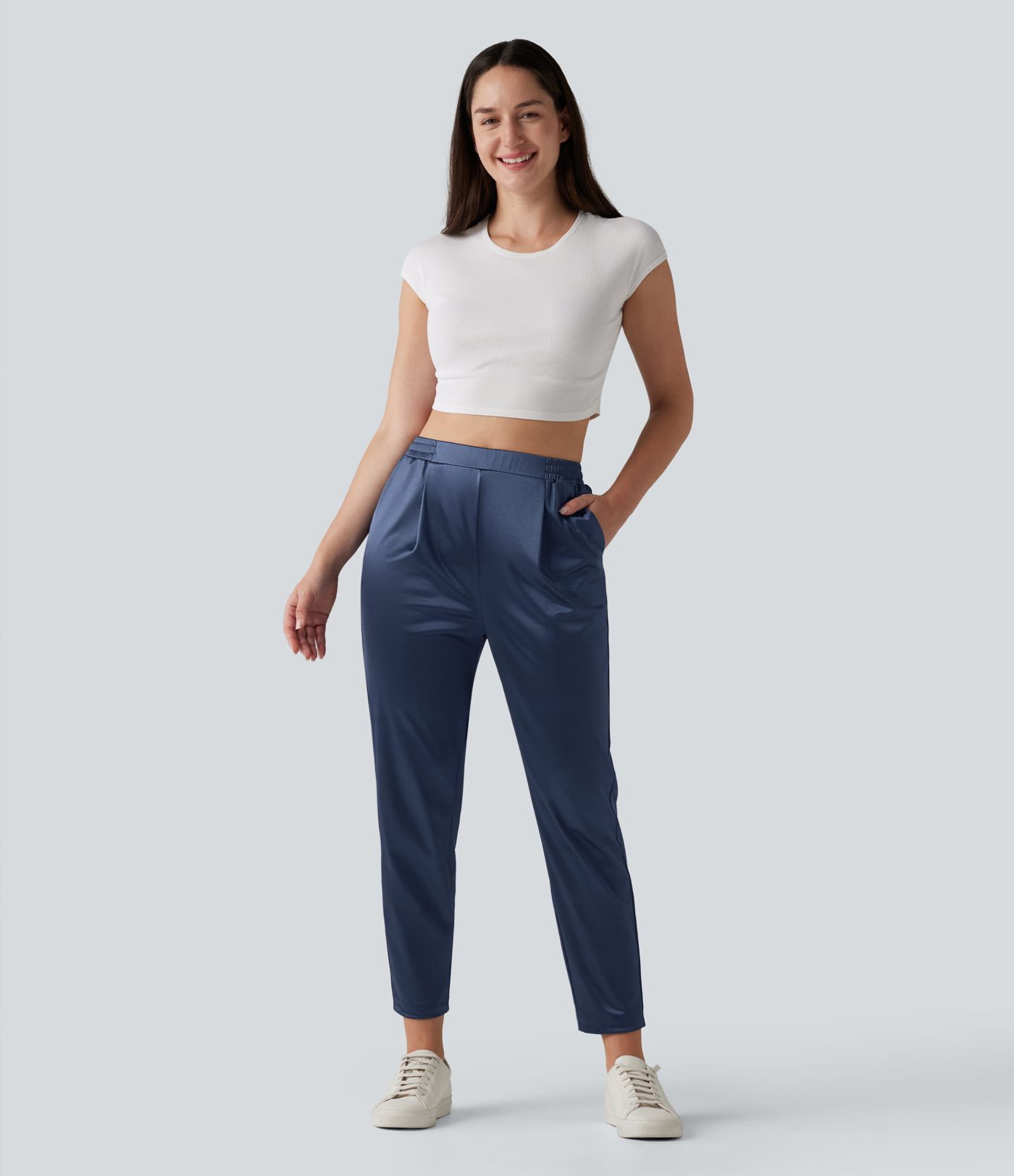 Lässige, schmal zulaufende Hose aus Satin mit hohem Bund und Seitentaschen