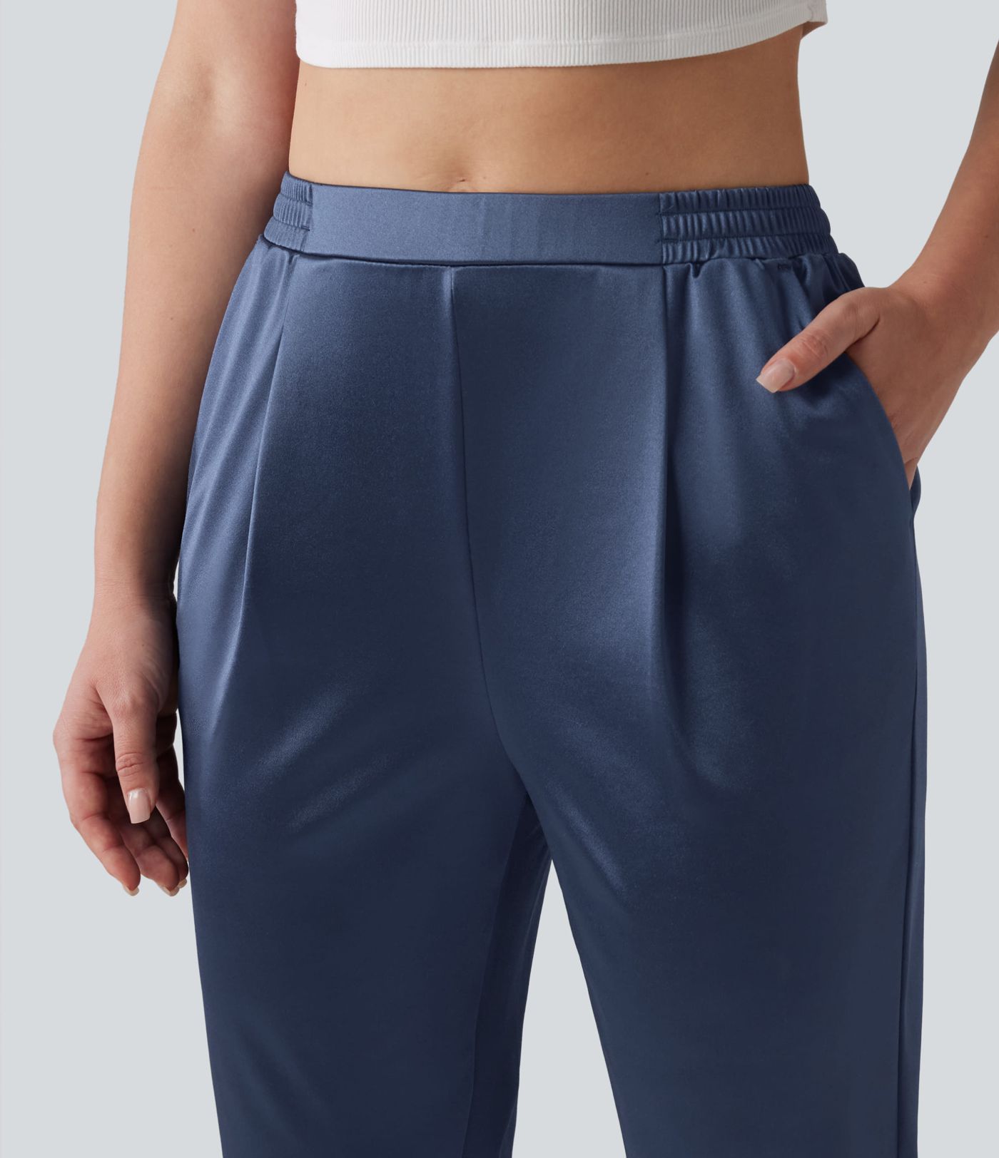 Lässige, schmal zulaufende Hose aus Satin mit hohem Bund und Seitentaschen