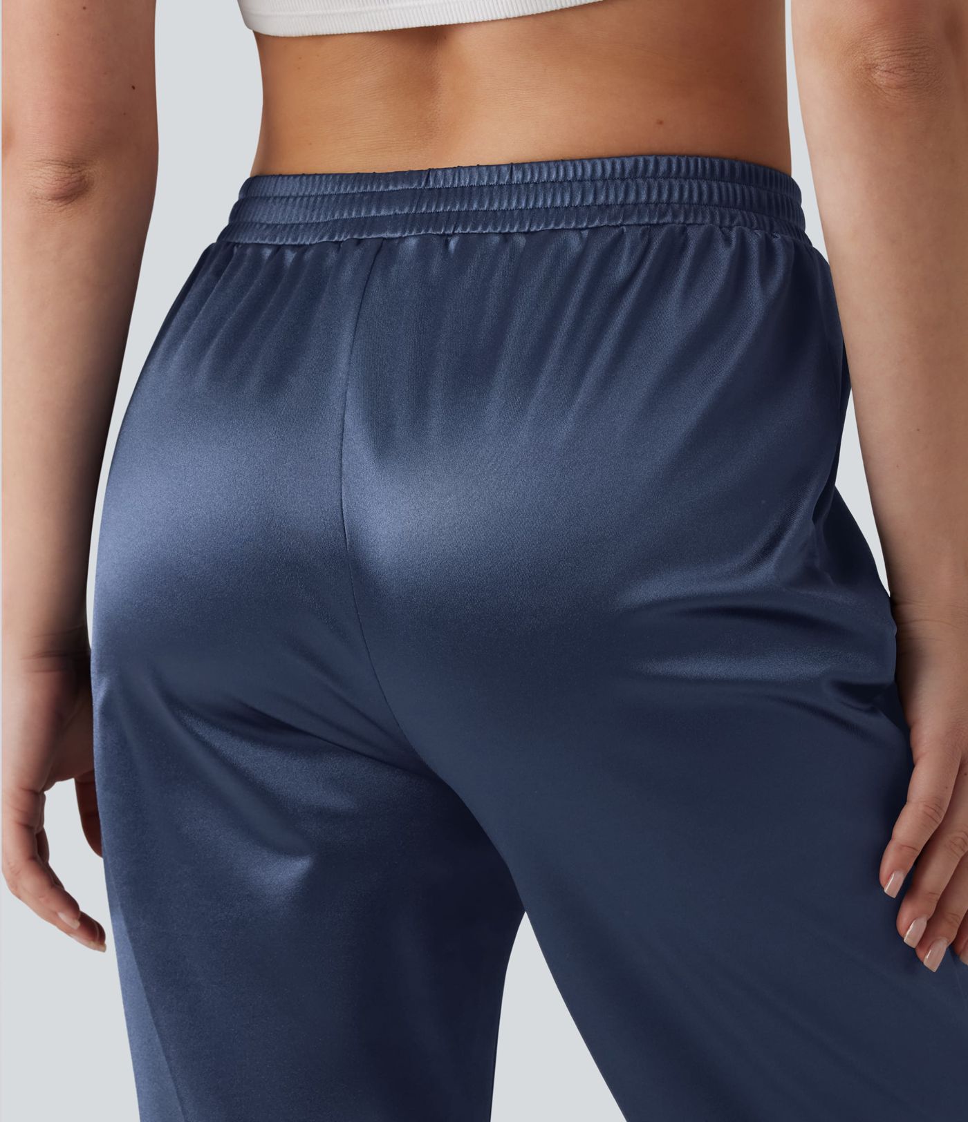 Lässige, schmal zulaufende Hose aus Satin mit hohem Bund und Seitentaschen