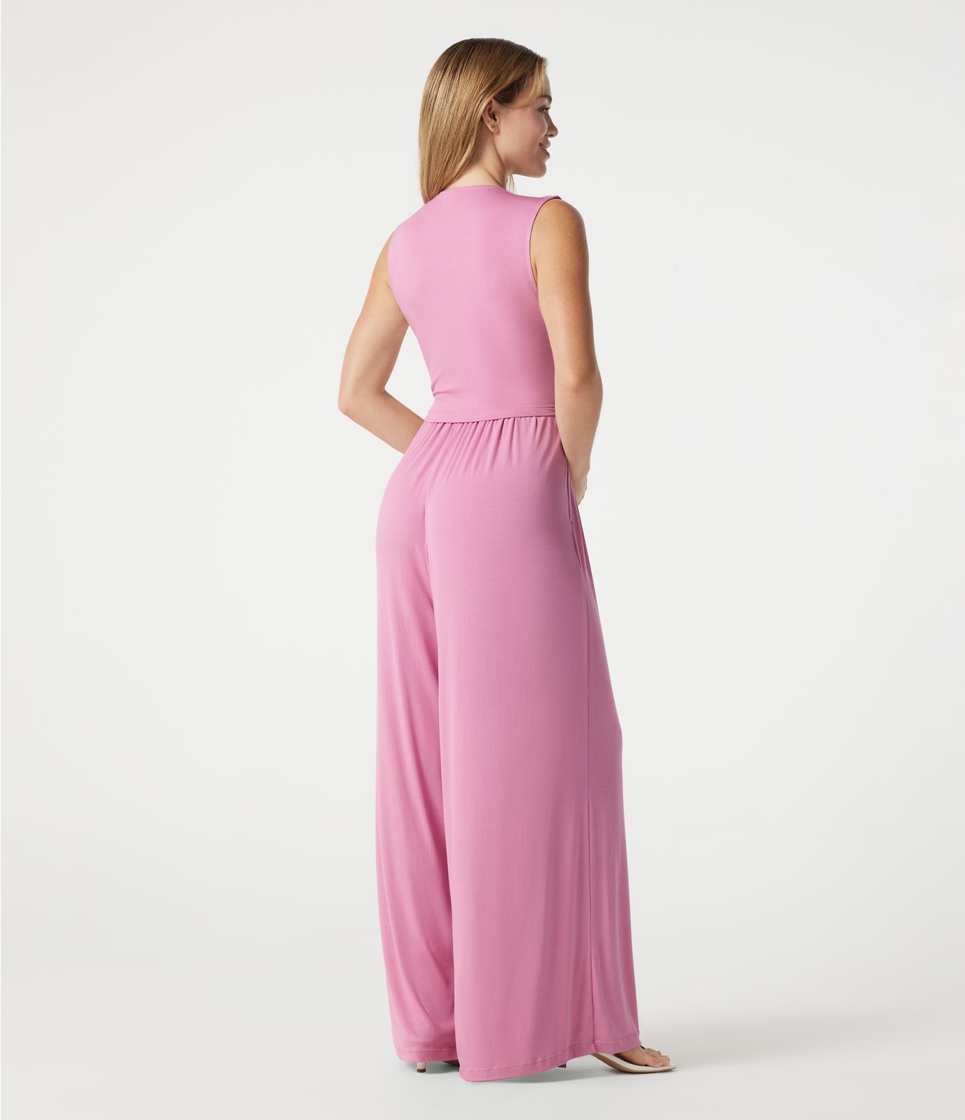 Ärmelloser, gerippter Jumpsuit mit V-Ausschnitt, Seitentaschen und integriertem BH - Easy Peezy Edition