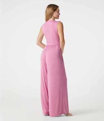 Ärmelloser, gerippter Jumpsuit mit V-Ausschnitt, Seitentaschen und integriertem BH - Easy Peezy Edition