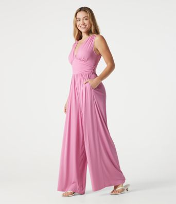 Ärmelloser, gerippter Jumpsuit mit V-Ausschnitt, Seitentaschen und integriertem BH - Easy Peezy Edition