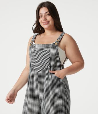 Lässige Latzhose in Leinenoptik mit mehreren Taschen und Karomuster - Plus-Size