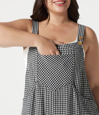 Lässige Latzhose in Leinenoptik mit mehreren Taschen und Karomuster - Plus-Size