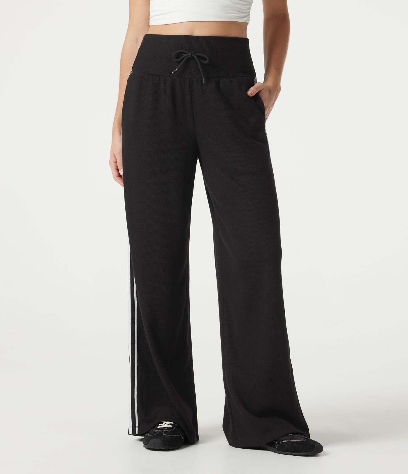 Pantalon baggy décontracté côtelé à taille haute, gainant au niveau du ventre, à cordon de serrage, avec bande latérale et poches.