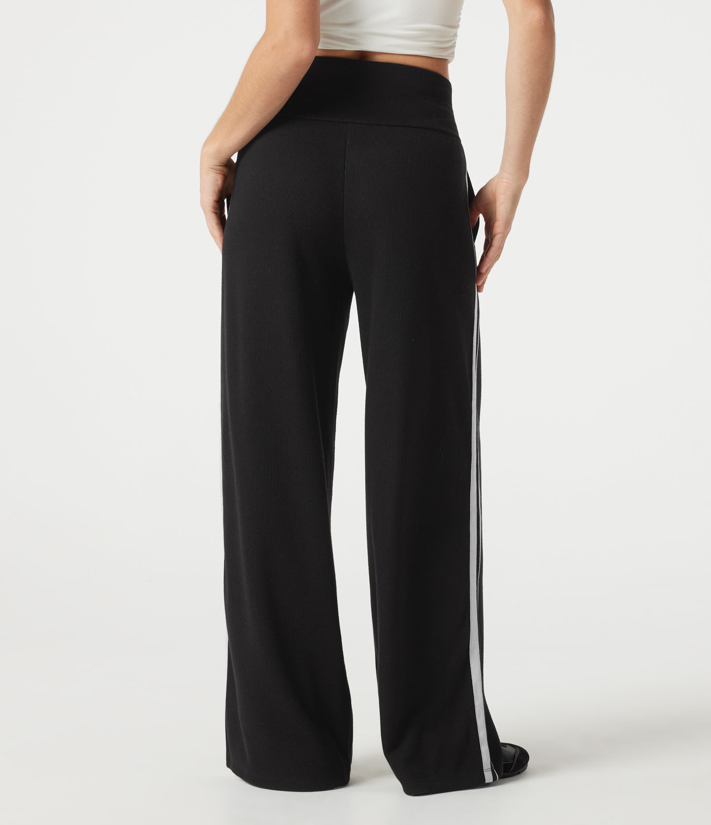 Pantalon baggy décontracté côtelé à taille haute, gainant au niveau du ventre, à cordon de serrage, avec bande latérale et poches.