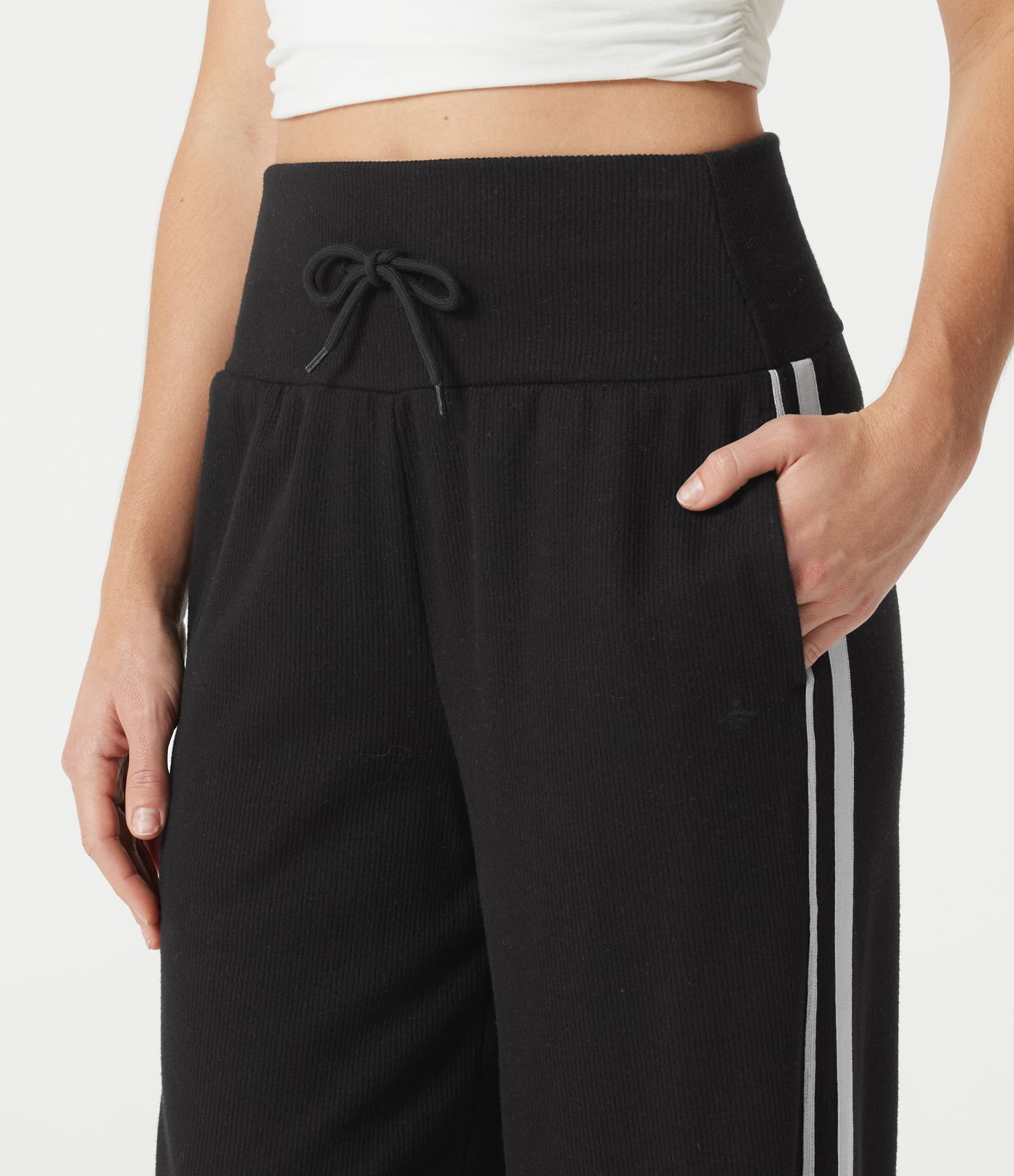 Pantalon baggy décontracté côtelé à taille haute, gainant au niveau du ventre, à cordon de serrage, avec bande latérale et poches.