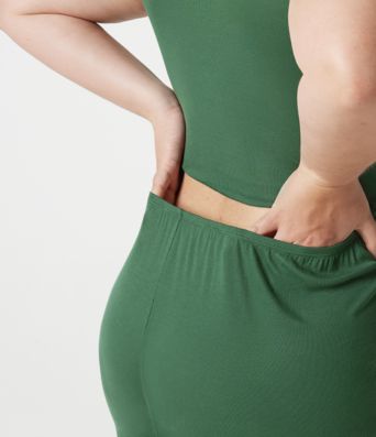 Combishort casual grande taille froncé côtelé sans manches à col V avec brassière intégrée et poches - Édition Easy Peasy Combishort casual grande taille froncé côtelé sans manches à col V avec brassière intégrée et poches - Édition Easy Peasy