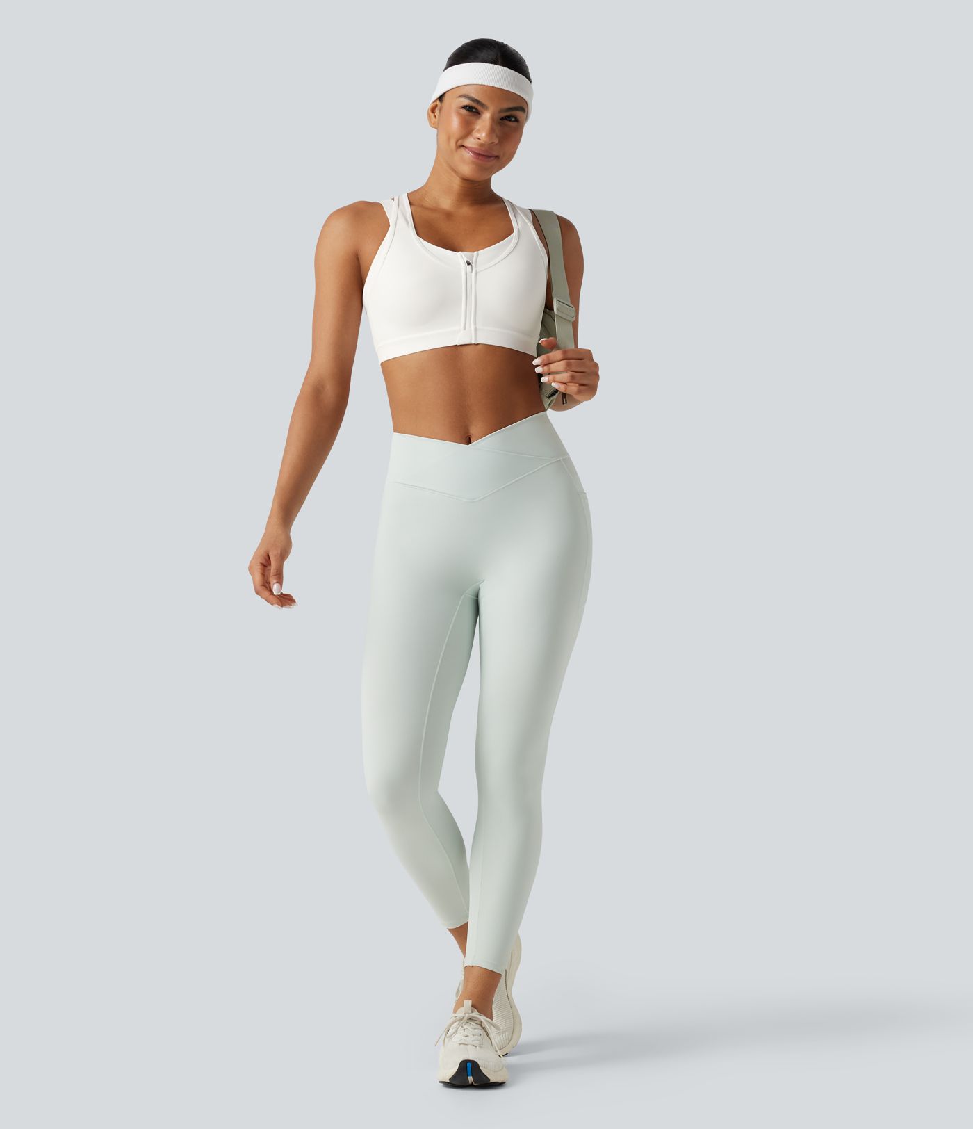 Brassière de sport d'entraînement maintien moyen col rond échancré dos nageur avec fermeture éclair, mesh contrasté et coussinets non amovibles Brassière de sport d'entraînement maintien moyen col rond échancré dos nageur avec fermeture éclair, mesh contrasté et coussinets non amovibles