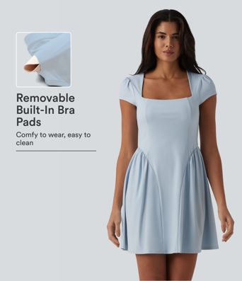 Lässiges Mini-Kleid mit quadratischem Ausschnitt, kurzen Ärmeln und integriertem BH.