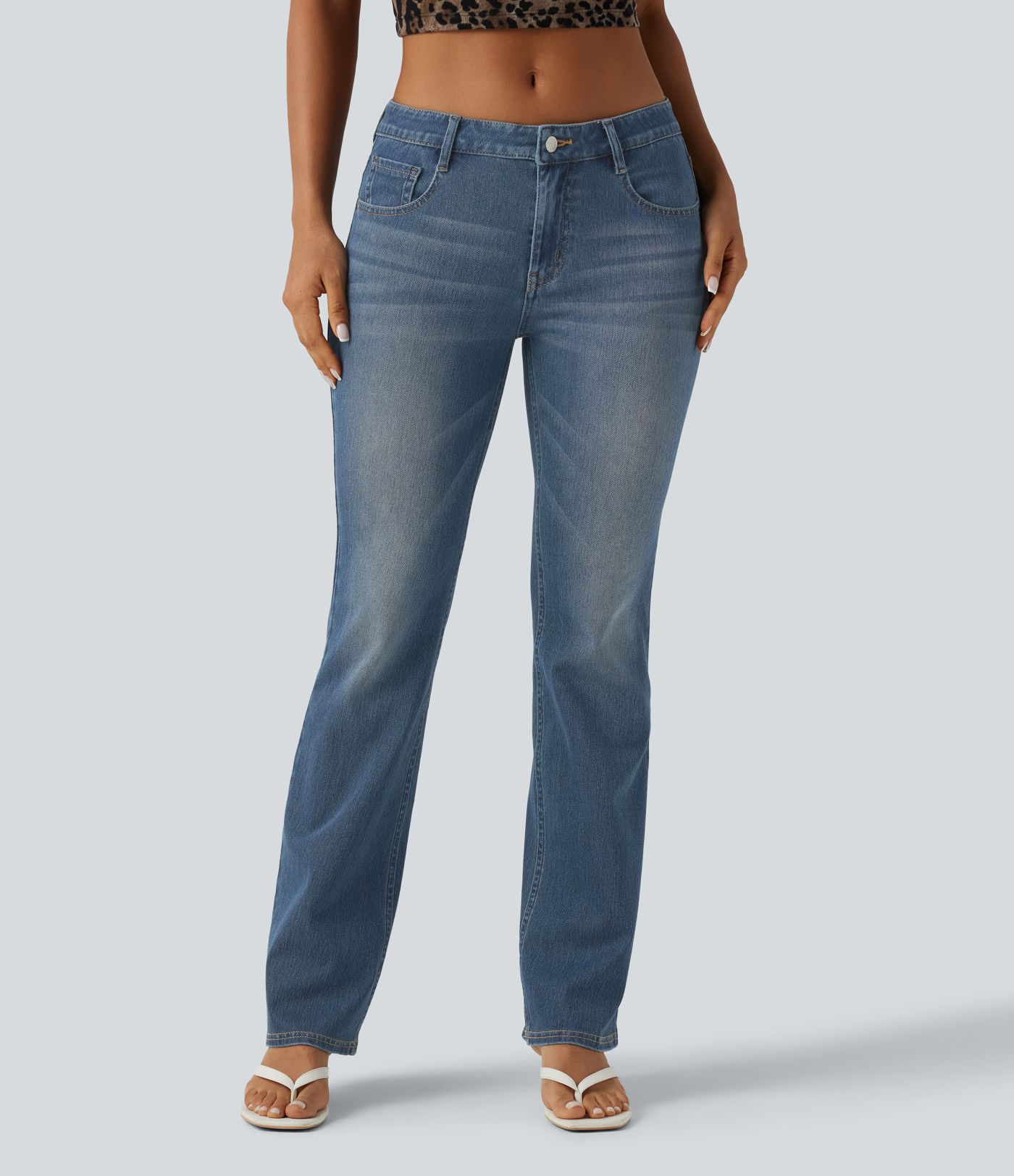 Halara Flex™ - Lässige, verwaschene Bootcut-Jeans mit niedrigem Bund und mehreren Taschen Halara Flex™ - Lässige, verwaschene Bootcut-Jeans mit niedrigem Bund und mehreren Taschen