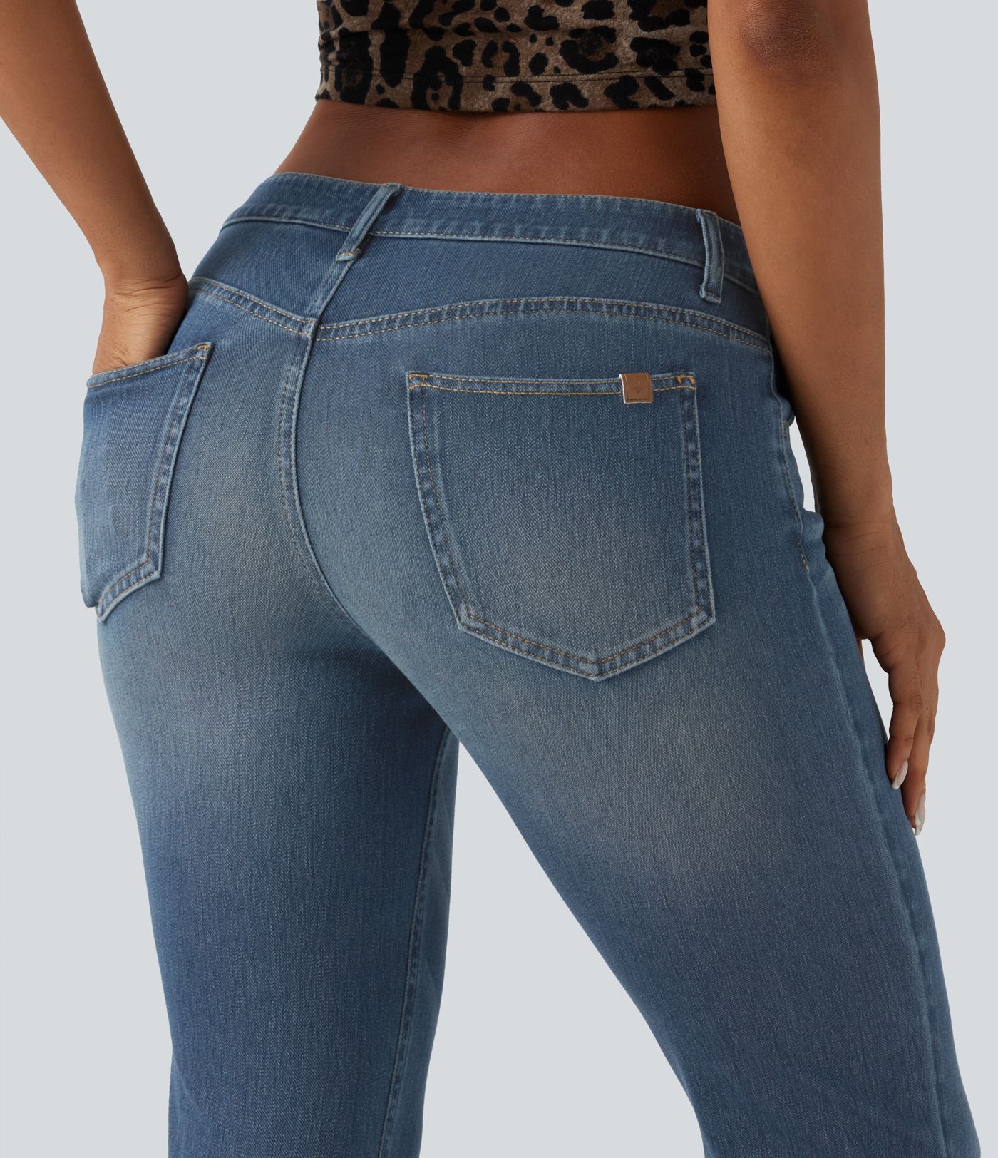 Halara Flex™ - Lässige, verwaschene Bootcut-Jeans mit niedrigem Bund und mehreren Taschen Halara Flex™ - Lässige, verwaschene Bootcut-Jeans mit niedrigem Bund und mehreren Taschen