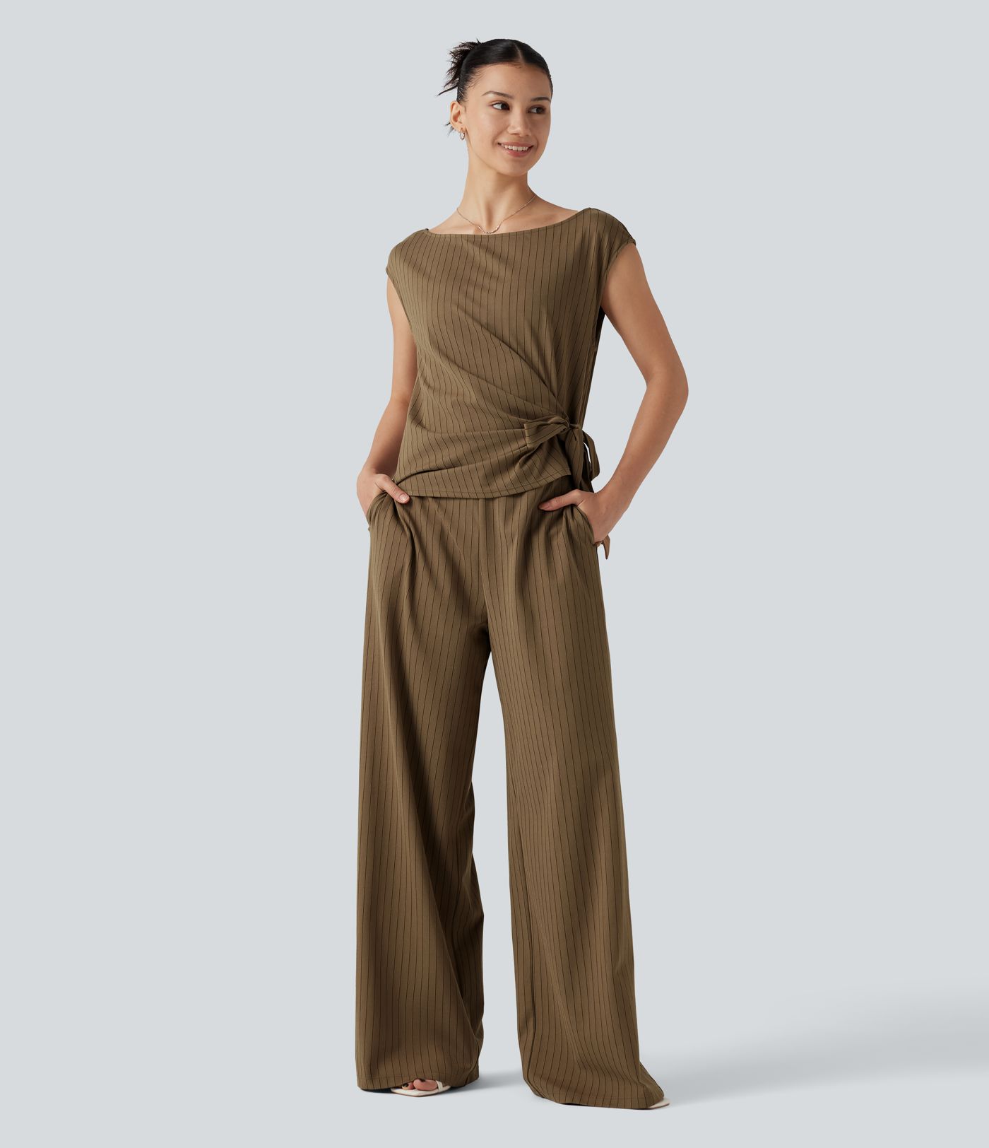 Ärmelloser Jumpsuit mit U-Boot-Ausschnitt, Seitentaschen, seitlichen Bindebändern, Streifen und Cool-Touch - Easy Peezy Edition Ärmelloser Jumpsuit mit U-Boot-Ausschnitt, Seitentaschen, seitlichen Bindebändern, Streifen und Cool-Touch - Easy Peezy Edition
