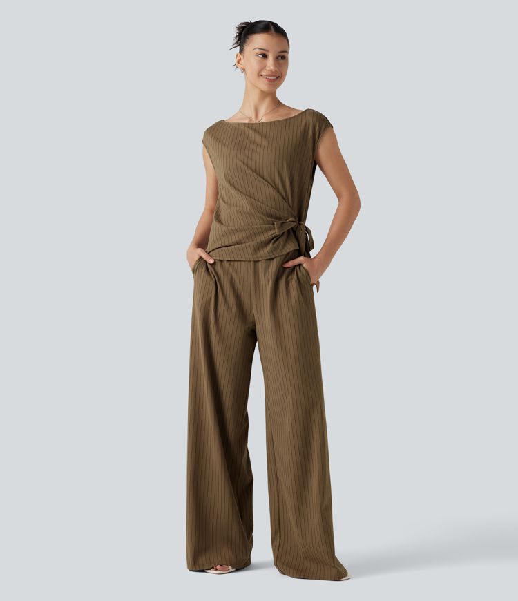 Ärmelloser Jumpsuit mit U-Boot-Ausschnitt, Seitentaschen, seitlichen Bindebändern, Streifen und Cool-Touch - Easy Peezy Edition Ärmelloser Jumpsuit mit U-Boot-Ausschnitt, Seitentaschen, seitlichen Bindebändern, Streifen und Cool-Touch - Easy Peezy Edition