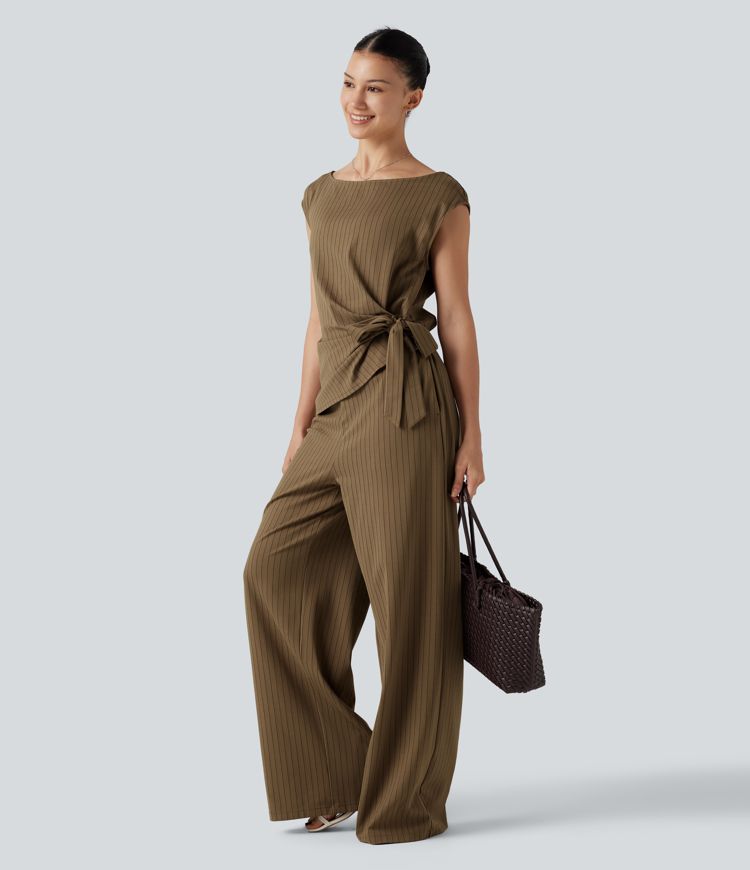Ärmelloser Jumpsuit mit U-Boot-Ausschnitt, Seitentaschen, seitlichen Bindebändern, Streifen und Cool-Touch - Easy Peezy Edition Ärmelloser Jumpsuit mit U-Boot-Ausschnitt, Seitentaschen, seitlichen Bindebändern, Streifen und Cool-Touch - Easy Peezy Edition