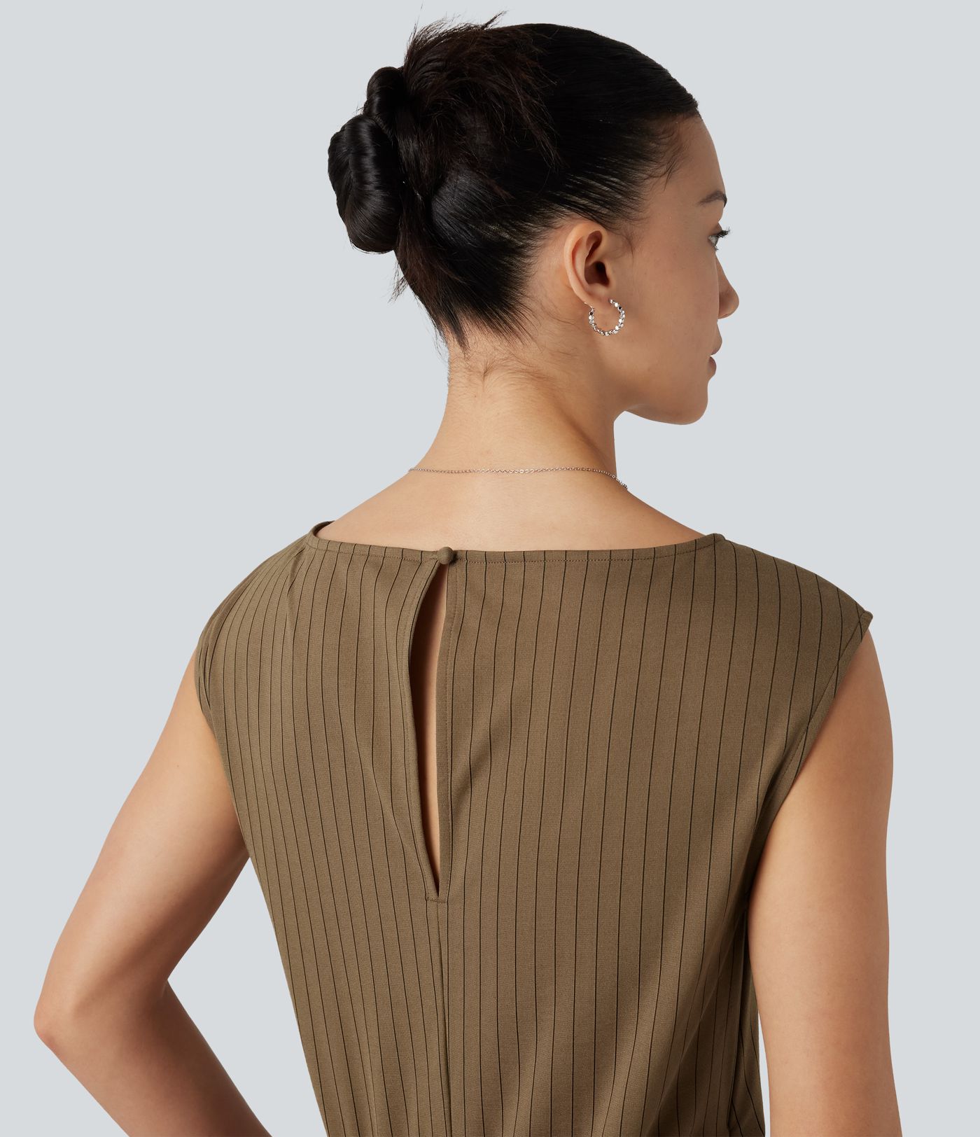 Ärmelloser Jumpsuit mit U-Boot-Ausschnitt, Seitentaschen, seitlichen Bindebändern, Streifen und Cool-Touch - Easy Peezy Edition Ärmelloser Jumpsuit mit U-Boot-Ausschnitt, Seitentaschen, seitlichen Bindebändern, Streifen und Cool-Touch - Easy Peezy Edition