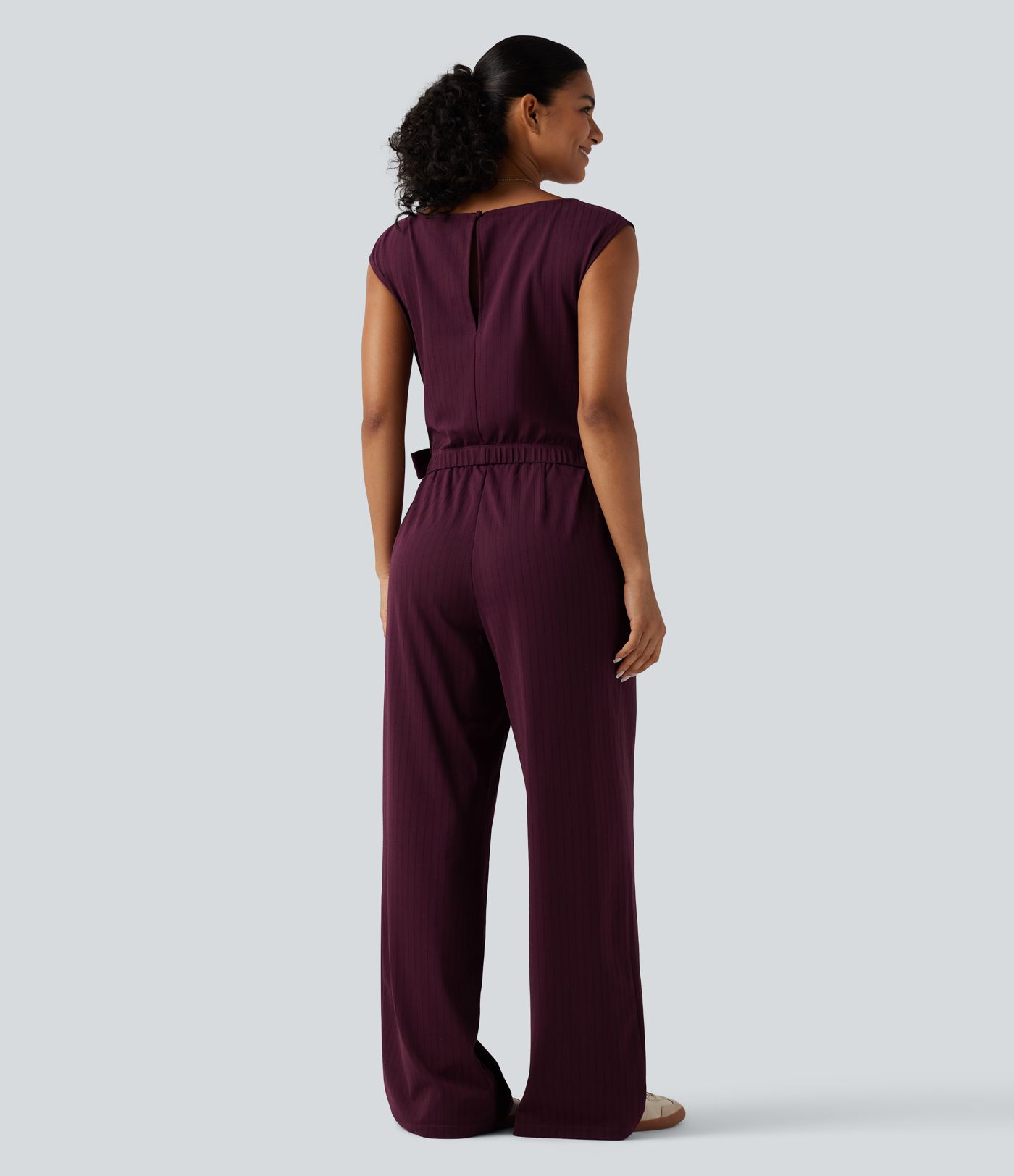 Ärmelloser Jumpsuit mit U-Boot-Ausschnitt, Seitentaschen, seitlichen Bindebändern, Streifen und Cool-Touch - Easy Peezy Edition Ärmelloser Jumpsuit mit U-Boot-Ausschnitt, Seitentaschen, seitlichen Bindebändern, Streifen und Cool-Touch - Easy Peezy Edition