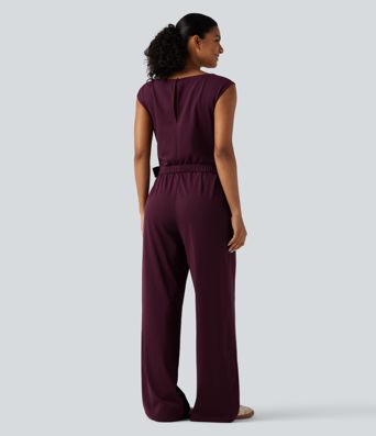 Ärmelloser Jumpsuit mit U-Boot-Ausschnitt, Seitentaschen, seitlichen Bindebändern, Streifen und Cool-Touch - Easy Peezy Edition Ärmelloser Jumpsuit mit U-Boot-Ausschnitt, Seitentaschen, seitlichen Bindebändern, Streifen und Cool-Touch - Easy Peezy Edition