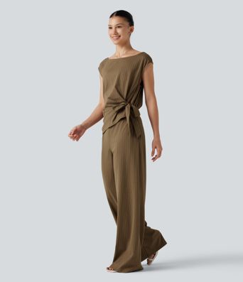 Ärmelloser Jumpsuit mit U-Boot-Ausschnitt, Seitentaschen, seitlichen Bindebändern, Streifen und Cool-Touch - Easy Peezy Edition Ärmelloser Jumpsuit mit U-Boot-Ausschnitt, Seitentaschen, seitlichen Bindebändern, Streifen und Cool-Touch - Easy Peezy Edition
