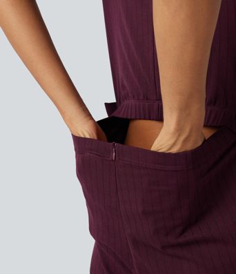 Ärmelloser Jumpsuit mit U-Boot-Ausschnitt, Seitentaschen, seitlichen Bindebändern, Streifen und Cool-Touch - Easy Peezy Edition Ärmelloser Jumpsuit mit U-Boot-Ausschnitt, Seitentaschen, seitlichen Bindebändern, Streifen und Cool-Touch - Easy Peezy Edition