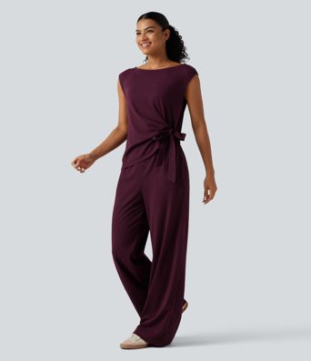 Ärmelloser Jumpsuit mit U-Boot-Ausschnitt, Seitentaschen, seitlichen Bindebändern, Streifen und Cool-Touch - Easy Peezy Edition Ärmelloser Jumpsuit mit U-Boot-Ausschnitt, Seitentaschen, seitlichen Bindebändern, Streifen und Cool-Touch - Easy Peezy Edition