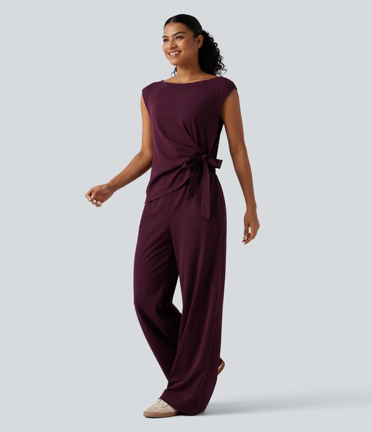 Ärmelloser Jumpsuit mit U-Boot-Ausschnitt, Seitentaschen, seitlichen Bindebändern, Streifen und Cool-Touch - Easy Peezy Edition Ärmelloser Jumpsuit mit U-Boot-Ausschnitt, Seitentaschen, seitlichen Bindebändern, Streifen und Cool-Touch - Easy Peezy Edition