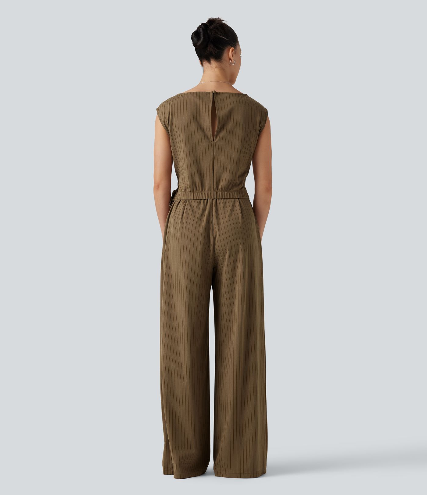 Ärmelloser Jumpsuit mit U-Boot-Ausschnitt, Seitentaschen, seitlichen Bindebändern, Streifen und Cool-Touch - Easy Peezy Edition Ärmelloser Jumpsuit mit U-Boot-Ausschnitt, Seitentaschen, seitlichen Bindebändern, Streifen und Cool-Touch - Easy Peezy Edition