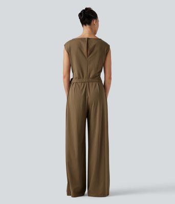 Ärmelloser Jumpsuit mit U-Boot-Ausschnitt, Seitentaschen, seitlichen Bindebändern, Streifen und Cool-Touch - Easy Peezy Edition Ärmelloser Jumpsuit mit U-Boot-Ausschnitt, Seitentaschen, seitlichen Bindebändern, Streifen und Cool-Touch - Easy Peezy Edition