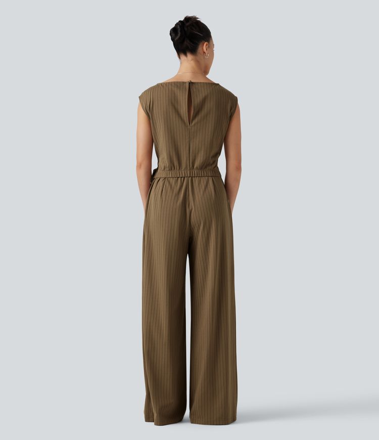 Ärmelloser Jumpsuit mit U-Boot-Ausschnitt, Seitentaschen, seitlichen Bindebändern, Streifen und Cool-Touch - Easy Peezy Edition Ärmelloser Jumpsuit mit U-Boot-Ausschnitt, Seitentaschen, seitlichen Bindebändern, Streifen und Cool-Touch - Easy Peezy Edition