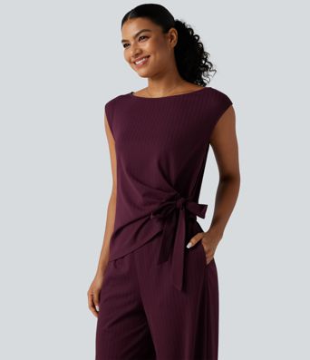 Ärmelloser Jumpsuit mit U-Boot-Ausschnitt, Seitentaschen, seitlichen Bindebändern, Streifen und Cool-Touch - Easy Peezy Edition Ärmelloser Jumpsuit mit U-Boot-Ausschnitt, Seitentaschen, seitlichen Bindebändern, Streifen und Cool-Touch - Easy Peezy Edition