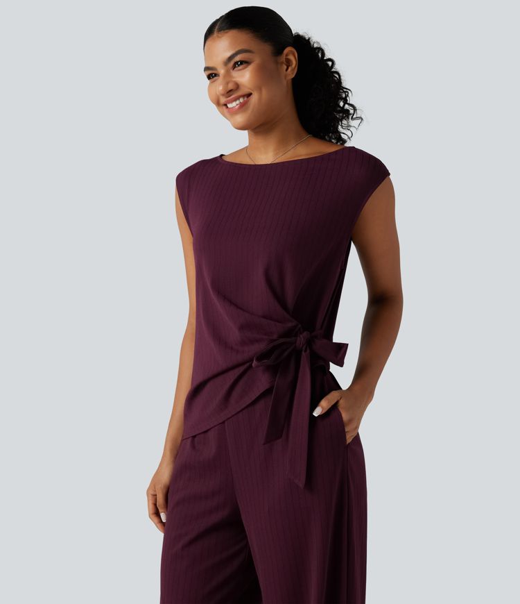Ärmelloser Jumpsuit mit U-Boot-Ausschnitt, Seitentaschen, seitlichen Bindebändern, Streifen und Cool-Touch - Easy Peezy Edition Ärmelloser Jumpsuit mit U-Boot-Ausschnitt, Seitentaschen, seitlichen Bindebändern, Streifen und Cool-Touch - Easy Peezy Edition