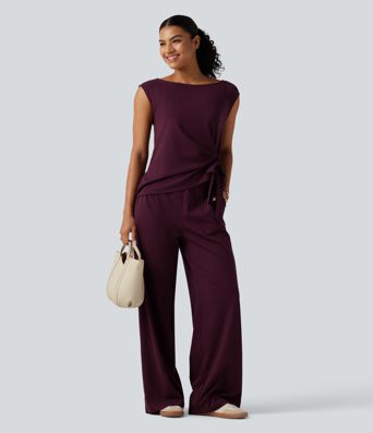 Ärmelloser Jumpsuit mit U-Boot-Ausschnitt, Seitentaschen, seitlichen Bindebändern, Streifen und Cool-Touch - Easy Peezy Edition Ärmelloser Jumpsuit mit U-Boot-Ausschnitt, Seitentaschen, seitlichen Bindebändern, Streifen und Cool-Touch - Easy Peezy Edition