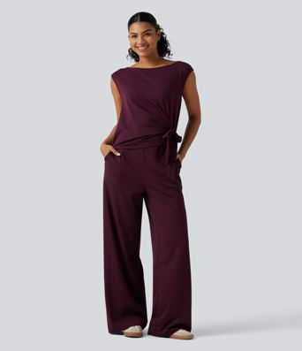 Ärmelloser Jumpsuit mit U-Boot-Ausschnitt, Seitentaschen, seitlichen Bindebändern, Streifen und Cool-Touch - Easy Peezy Edition Ärmelloser Jumpsuit mit U-Boot-Ausschnitt, Seitentaschen, seitlichen Bindebändern, Streifen und Cool-Touch - Easy Peezy Edition