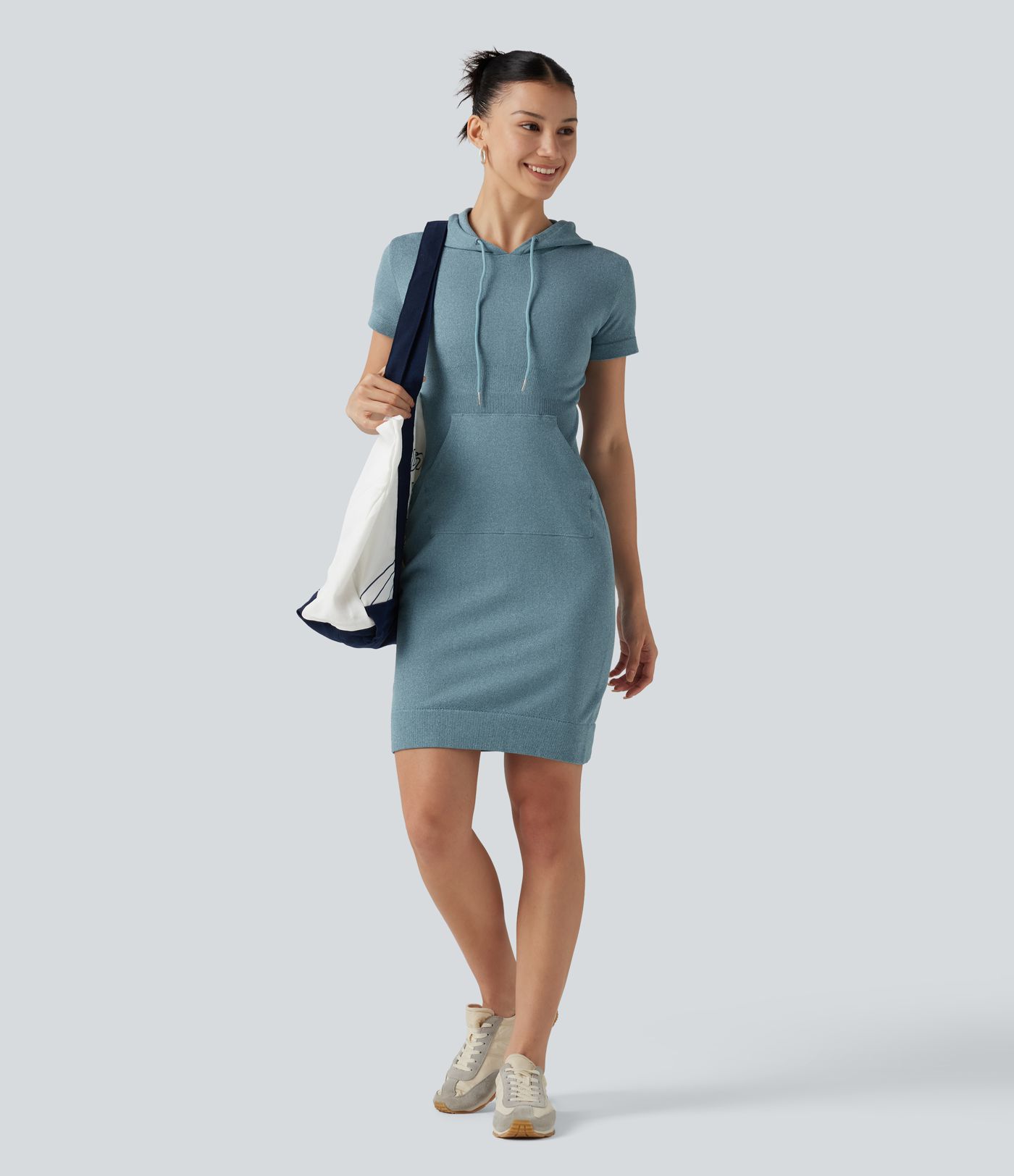Robe mini moulante OneForm Seamless Flow à capuche avec cordon de serrage, manches courtes et poche Robe mini moulante OneForm Seamless Flow à capuche avec cordon de serrage, manches courtes et poche
