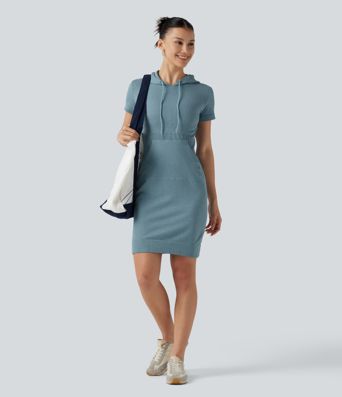 Robe mini moulante OneForm Seamless Flow à capuche avec cordon de serrage, manches courtes et poche Robe mini moulante OneForm Seamless Flow à capuche avec cordon de serrage, manches courtes et poche