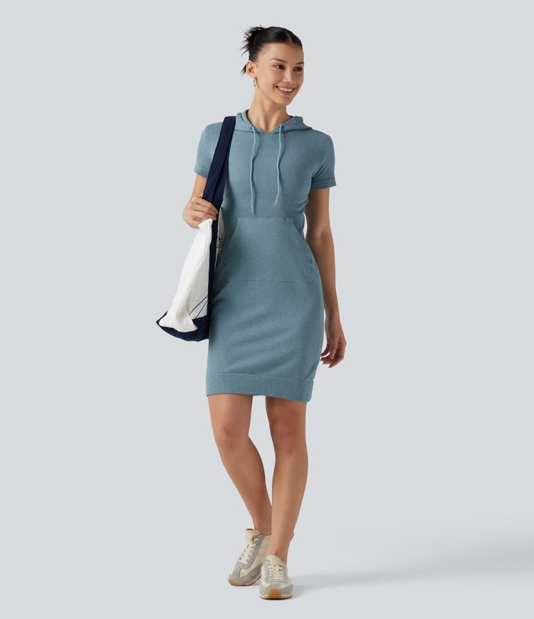 Robe mini moulante OneForm Seamless Flow à capuche avec cordon de serrage, manches courtes et poche Robe mini moulante OneForm Seamless Flow à capuche avec cordon de serrage, manches courtes et poche