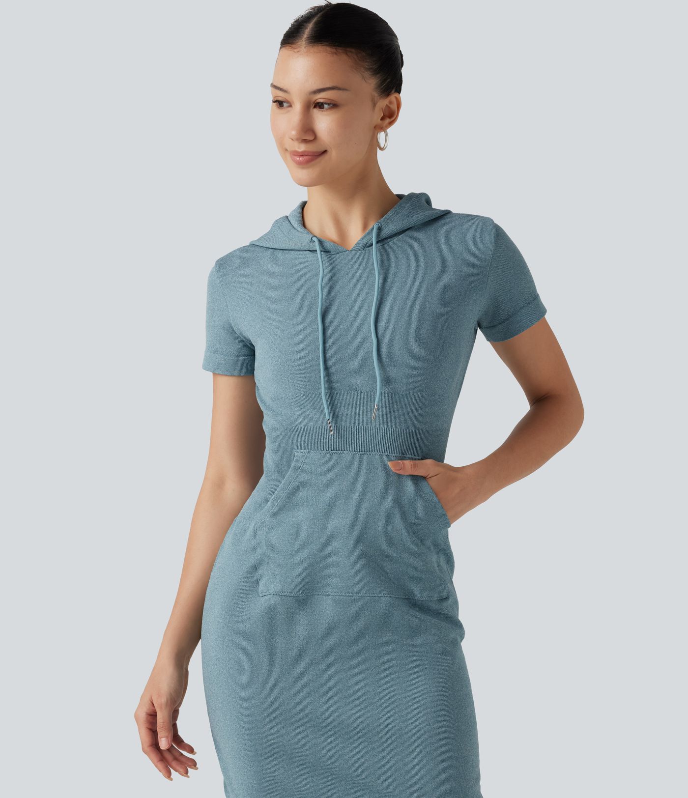 Robe mini moulante OneForm Seamless Flow à capuche avec cordon de serrage, manches courtes et poche Robe mini moulante OneForm Seamless Flow à capuche avec cordon de serrage, manches courtes et poche