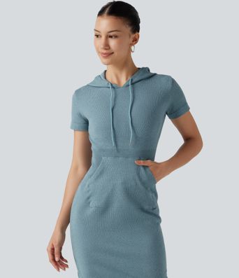 Robe mini moulante OneForm Seamless Flow à capuche avec cordon de serrage, manches courtes et poche Robe mini moulante OneForm Seamless Flow à capuche avec cordon de serrage, manches courtes et poche