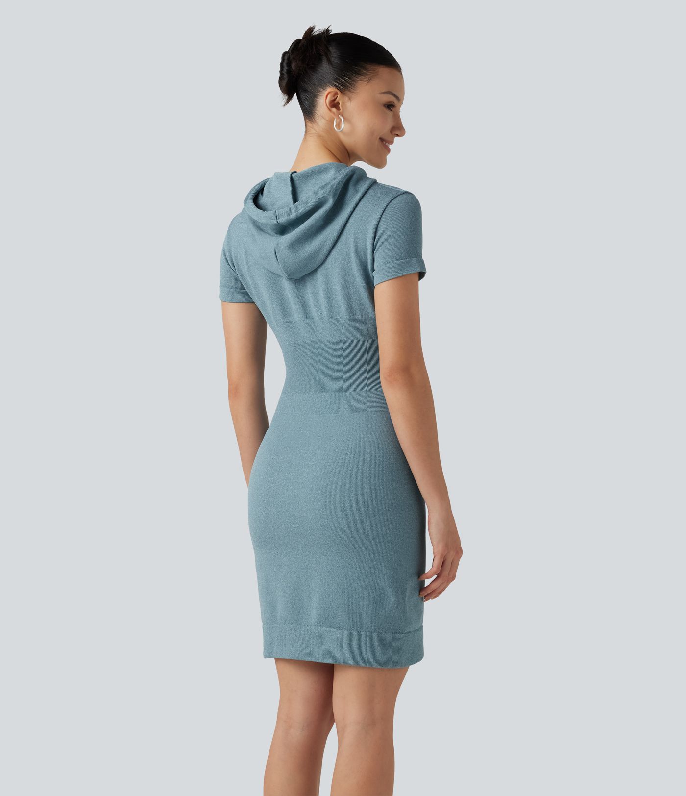 Robe mini moulante OneForm Seamless Flow à capuche avec cordon de serrage, manches courtes et poche Robe mini moulante OneForm Seamless Flow à capuche avec cordon de serrage, manches courtes et poche