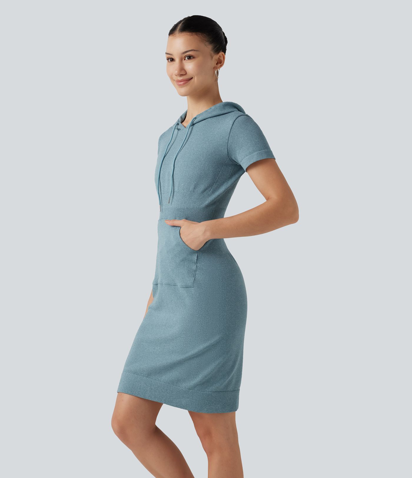 Robe mini moulante OneForm Seamless Flow à capuche avec cordon de serrage, manches courtes et poche Robe mini moulante OneForm Seamless Flow à capuche avec cordon de serrage, manches courtes et poche