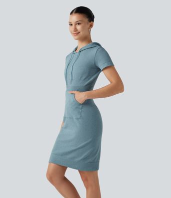 Robe mini moulante OneForm Seamless Flow à capuche avec cordon de serrage, manches courtes et poche Robe mini moulante OneForm Seamless Flow à capuche avec cordon de serrage, manches courtes et poche
