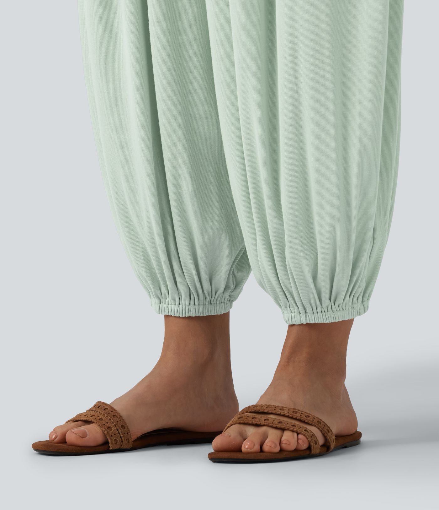 Joggers acanalados de cintura súper alta con bolsillos. Joggers acanalados de cintura súper alta con bolsillos.