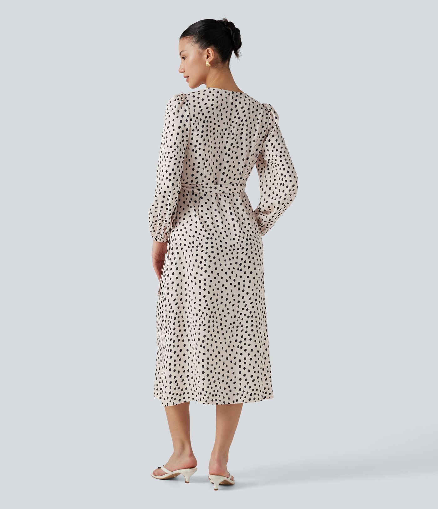 Büro-Midikleid in Wickeloptik mit V-Ausschnitt, langen Ärmeln und Polka-Dots Büro-Midikleid in Wickeloptik mit V-Ausschnitt, langen Ärmeln und Polka-Dots