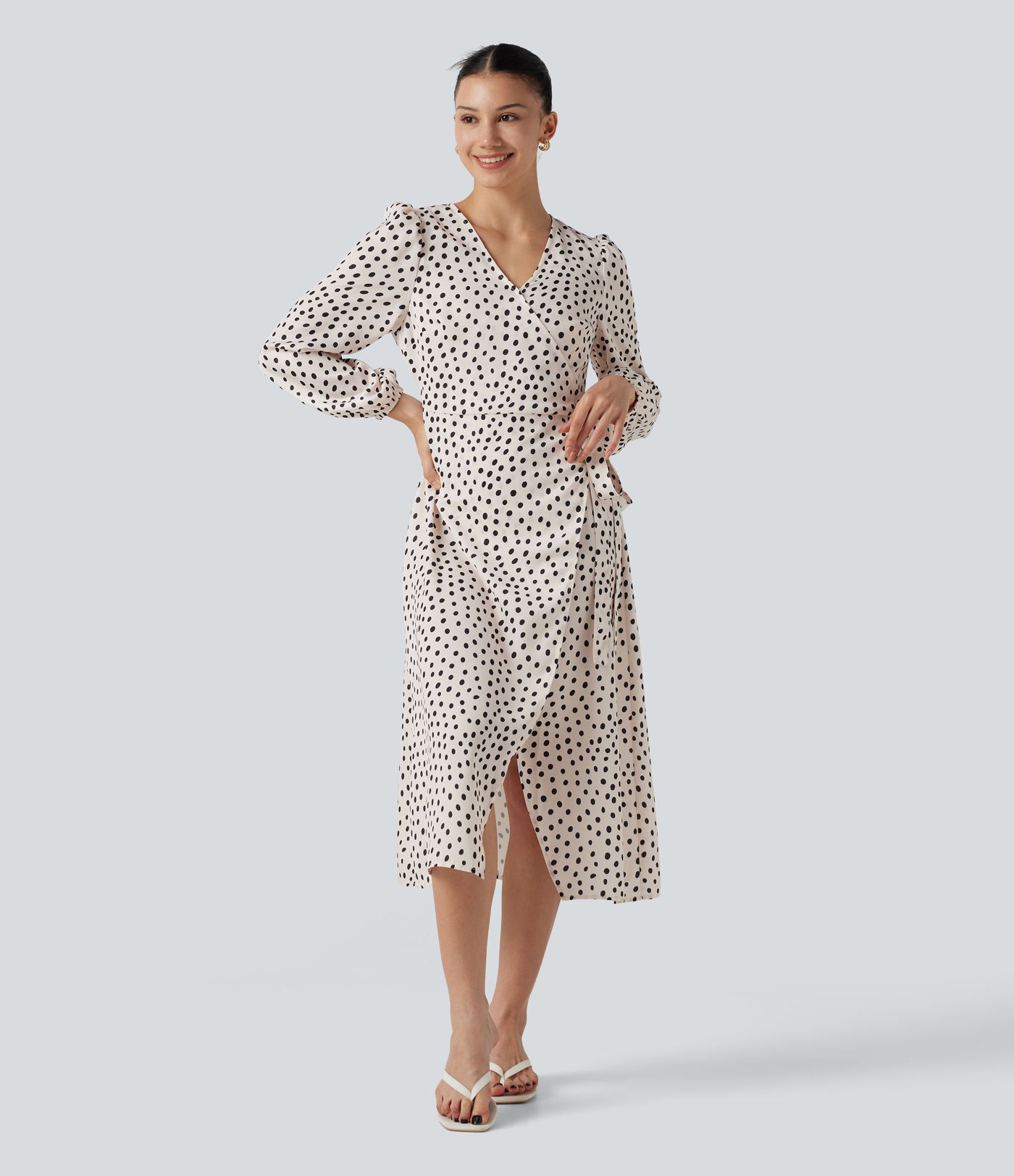 Büro-Midikleid in Wickeloptik mit V-Ausschnitt, langen Ärmeln und Polka-Dots Büro-Midikleid in Wickeloptik mit V-Ausschnitt, langen Ärmeln und Polka-Dots