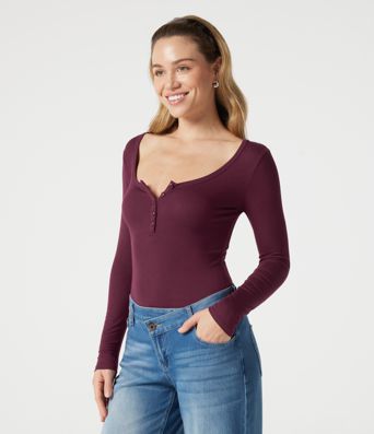 Geripptes, langärmliges, schmales T-shirt mit Henley-Ausschnitt