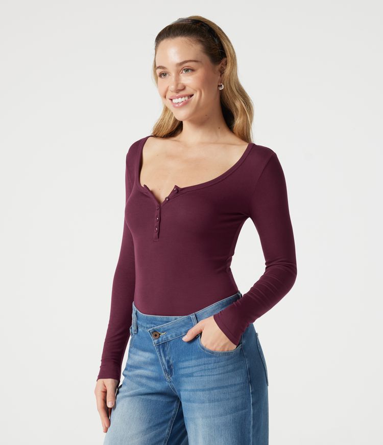 Geripptes, langärmliges, schmales T-shirt mit Henley-Ausschnitt