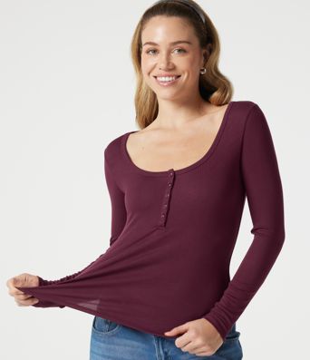 Geripptes, langärmliges, schmales T-shirt mit Henley-Ausschnitt