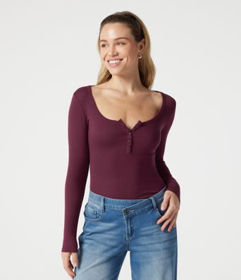 Geripptes, langärmliges, schmales T-shirt mit Henley-Ausschnitt