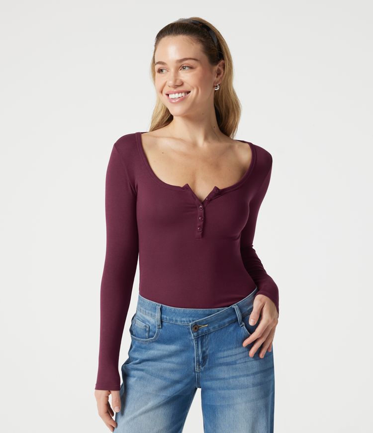 Geripptes, langärmliges, schmales T-shirt mit Henley-Ausschnitt
